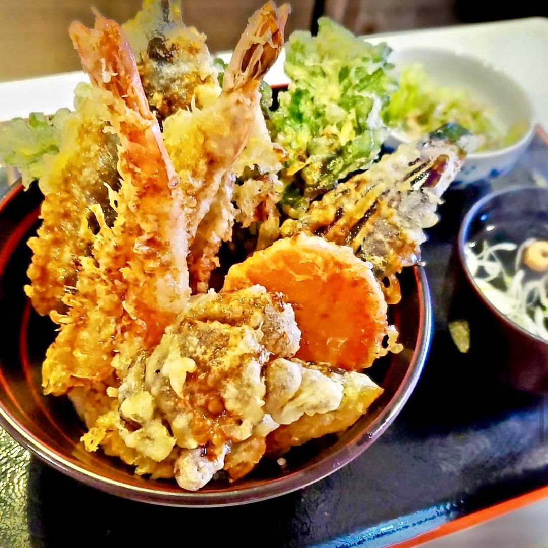『天丼定食』山盛り天ぷらに特製秘伝のタレ